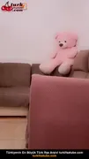Kız kardeşin çıplak bir kızın ağızda saksısını gösteriyor