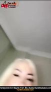 ParisSins çatıda çıplak duruyor, kucakla zıplayan