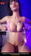 Bebek pembe dildosunu vücutla bütünleştiriyor
