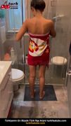 Selin Sudegül çıplakken duşta köpüklenirken yıkanır