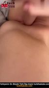 Tango, Zeynep'in, amcığına yara bırakan, seksi bir şekilde kandıran dildosunu tükrükleyip sokuyor.