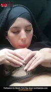 Türbanlı şekerlemeli bayan, lüks bir araba tarafından götürülüyor
